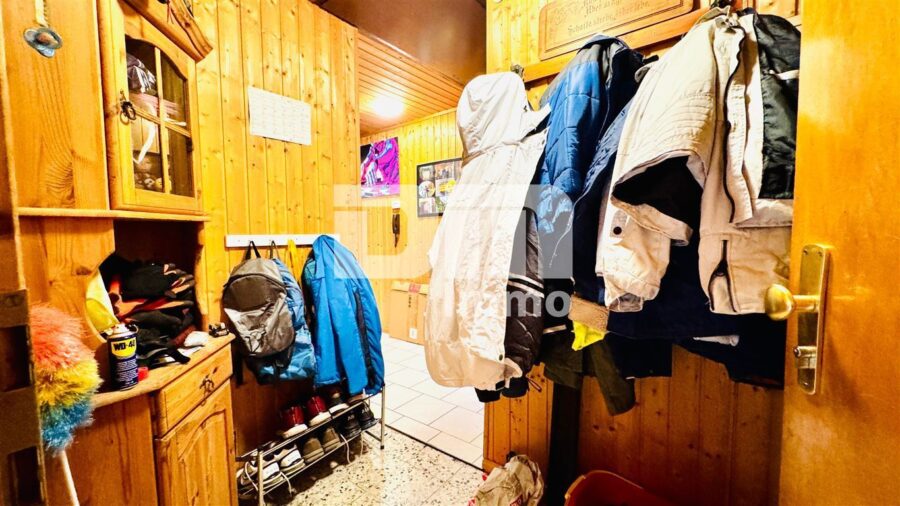 Umfangreich teilsaniertes Dreifamilienhaus mit Garage + PV Anlage und großem Garten - WE3 DG Flur / Diele